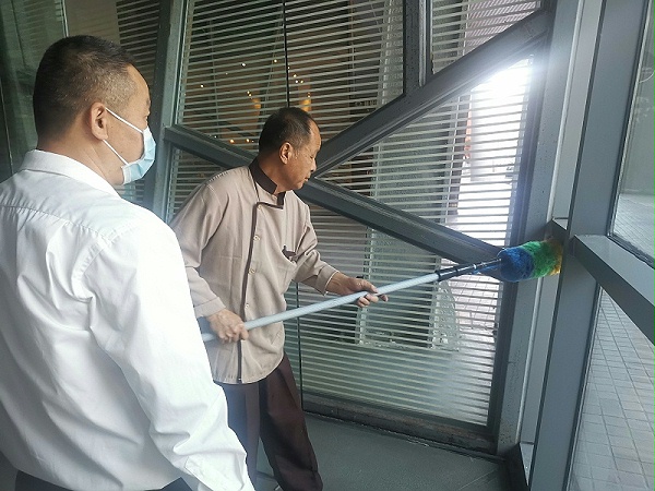 乐冠体育环保-保洁作业中