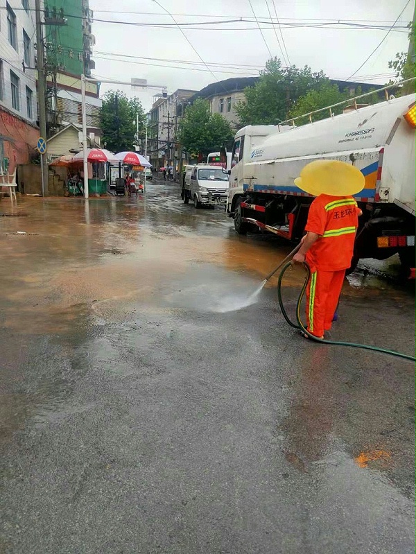 乐冠体育环保：大雨过后的道路冲洗