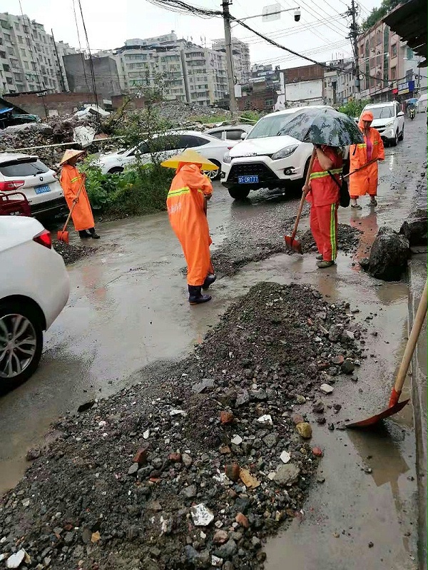 乐冠体育环保：道路清淤