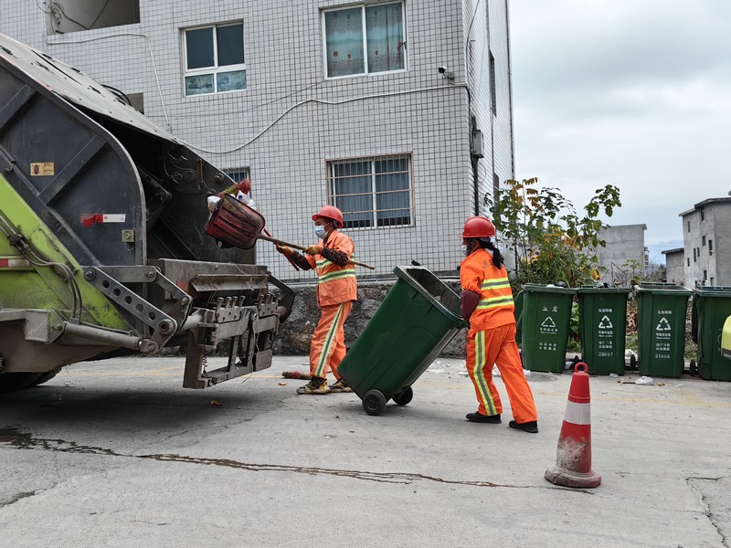 乐冠体育环保的环卫作业员工正在回收垃圾